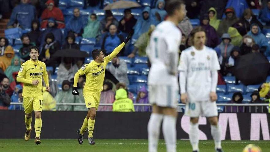 Abatimiento madridista ante el gol del Villarreal, ayer.