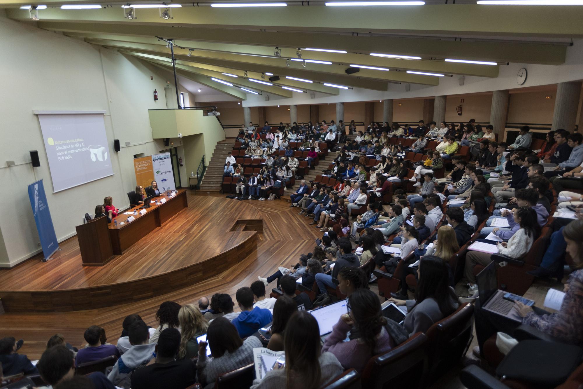 Clausura de "La Asturias que funciona", junto a Soraya del Portillo, creadora de la app "Chiara"