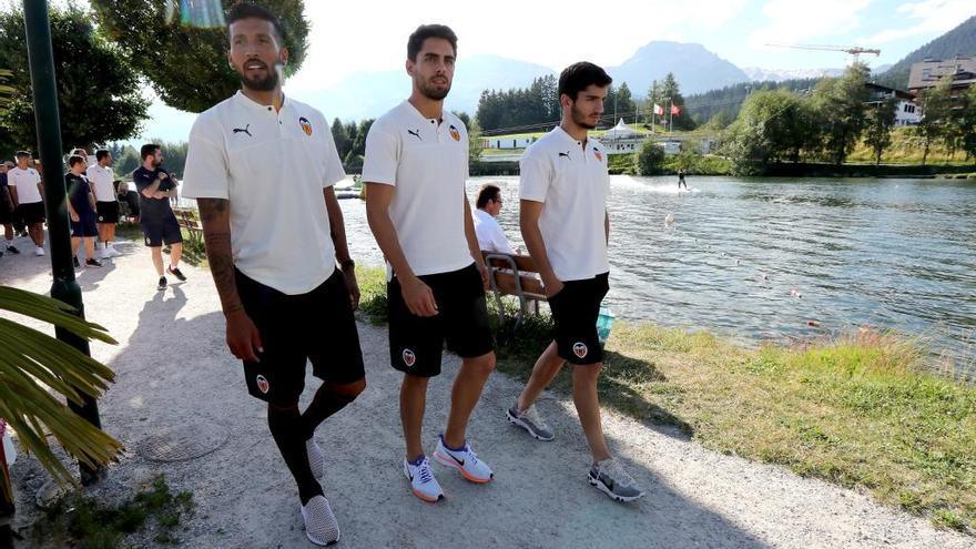 Garay, Sobrino y Gayà pasean por los alrededores de Crans Montana en el primer día de concentración.