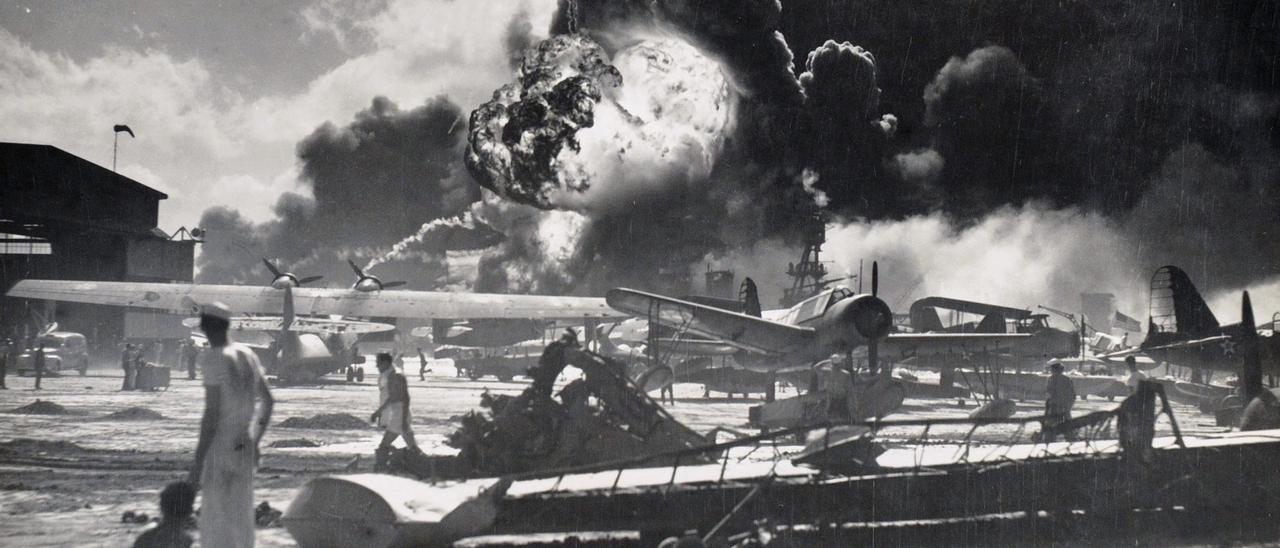 Imagen del bombardeo sobre Pearl Harbor.