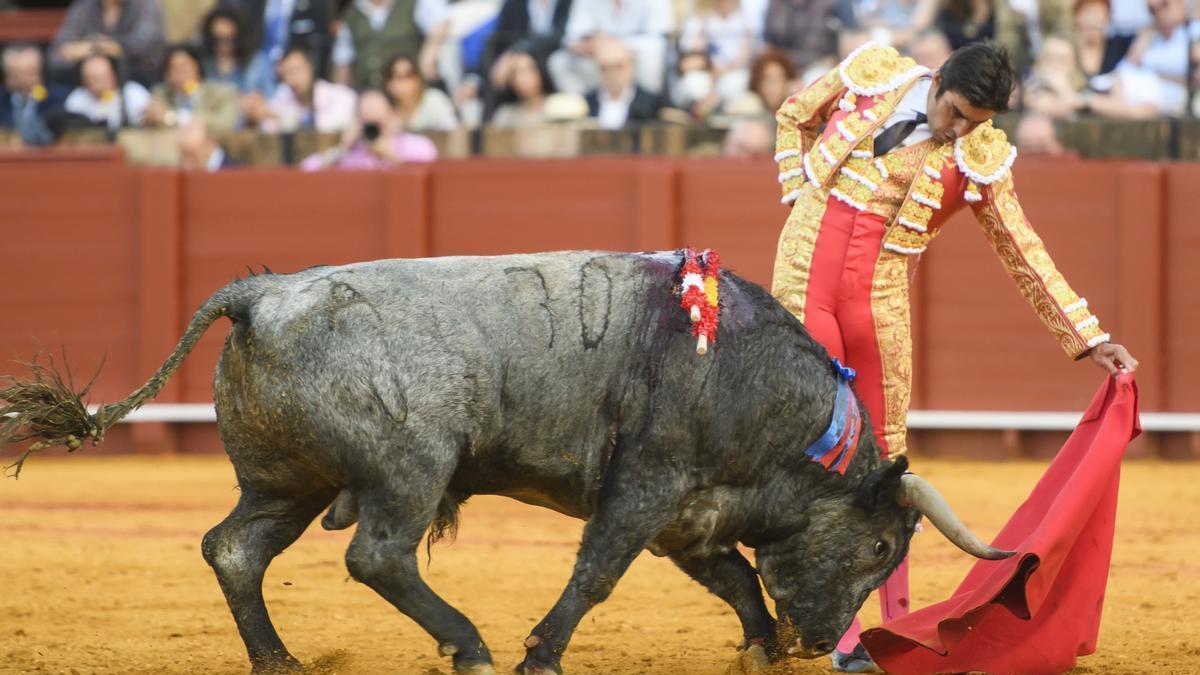 El diestro Miguel Ángel Perera da un pase con la muleta al segundo de los de su lote, durante la corrida de la Feria de Abril celebrada este sábado en la plaza de La Maestranza, en Sevilla.