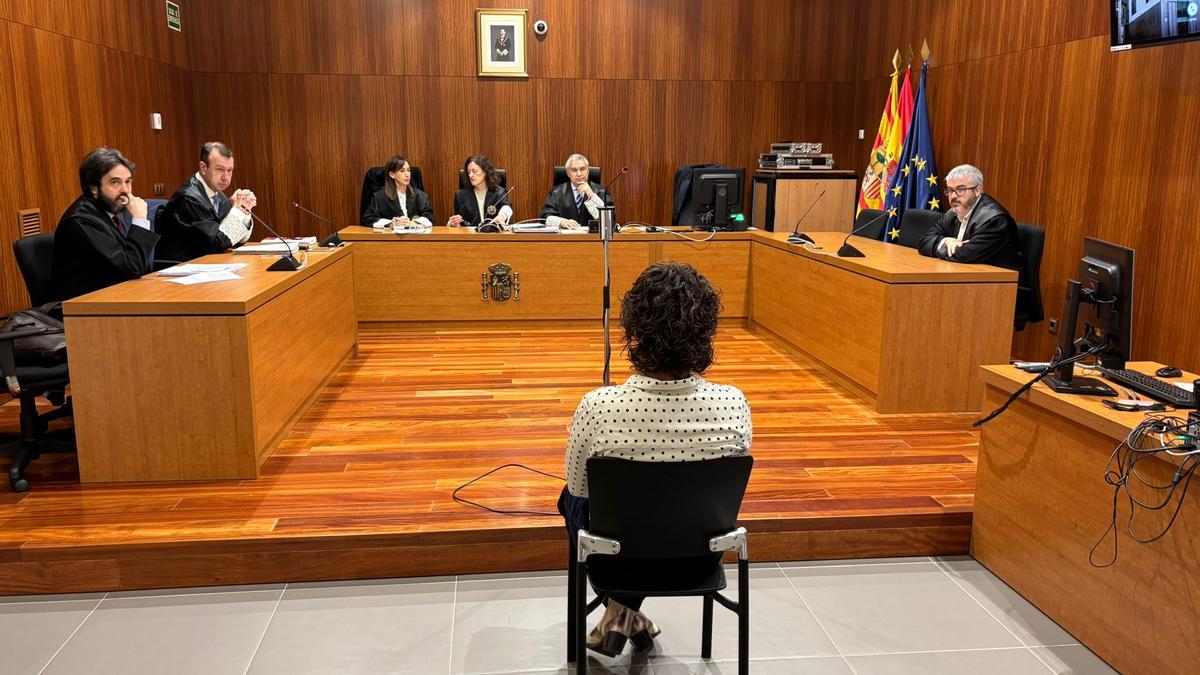Aleida Aguiler Sánchez, este lunes, en el banquillo de los acusados de la Audiencia Provincial de Zaragoza.