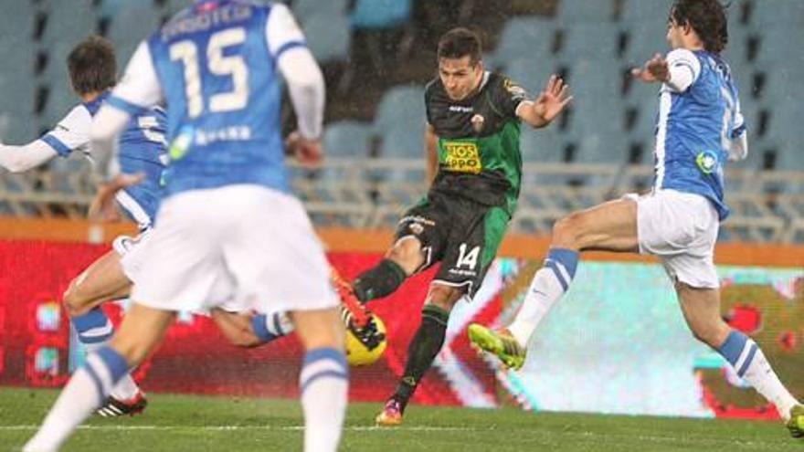 Manu del Moral intenta un disparo ante tres jugadores de la Real Sociedad.