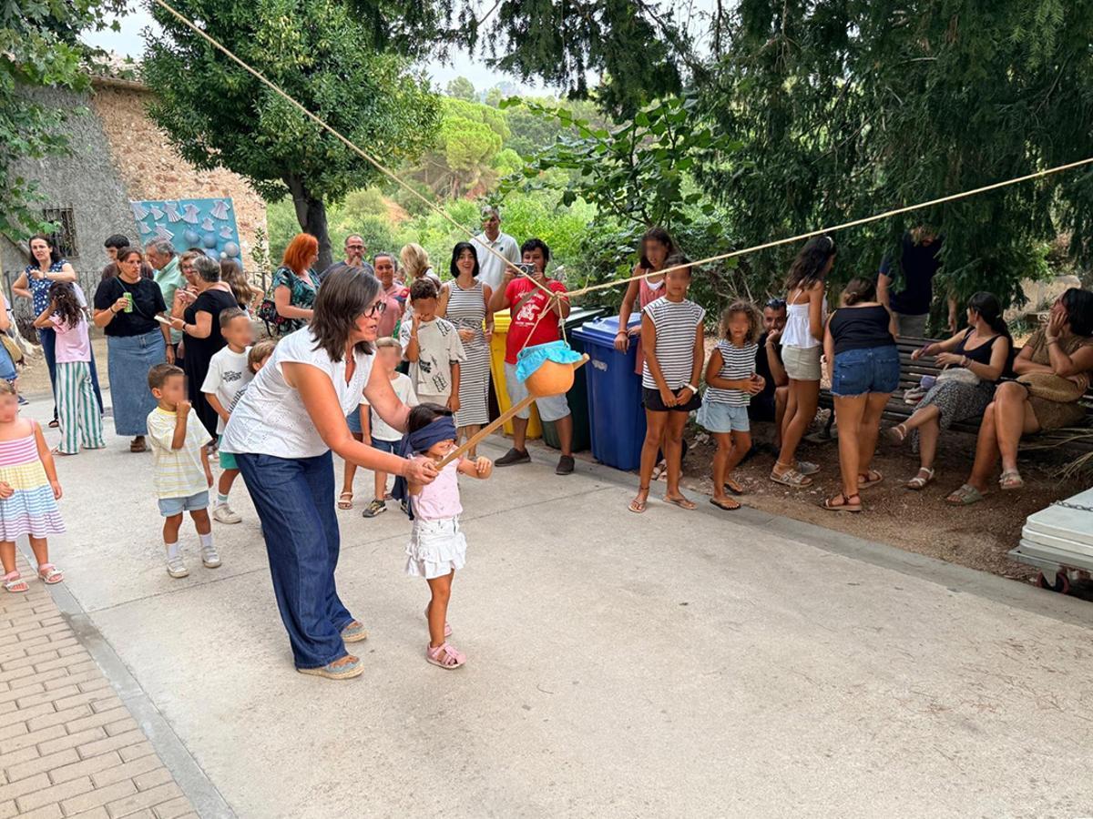 Infants participant en un dels jocs de l'Aplec dels Àngels