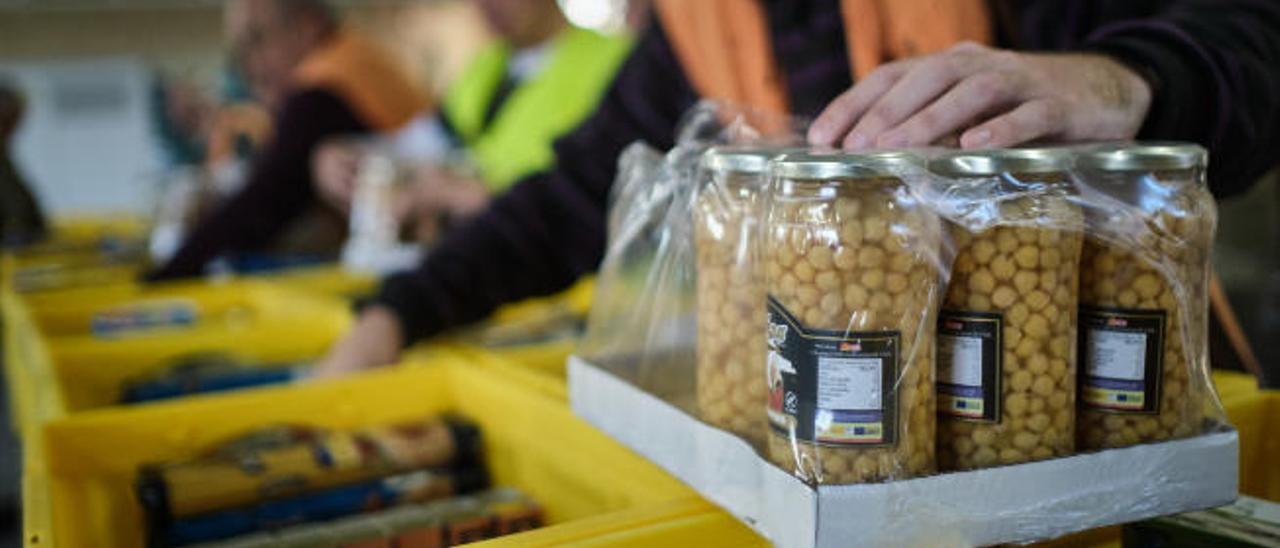 Tareas de distribución en un banco de alimentos.