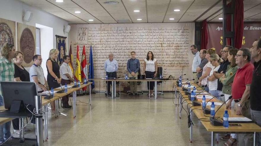 La Corporación municipal al inicio de la sesión plenaria guardando un minuto de silencio por las víctimas de la violencia de género.