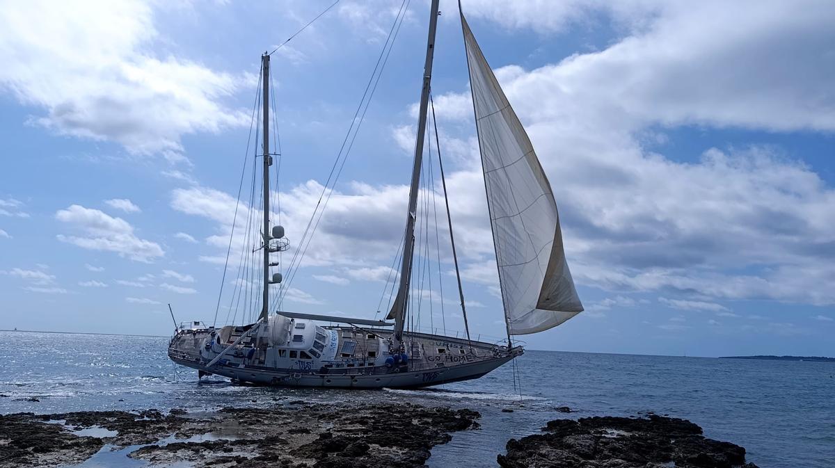 El velero 'Acoa', varado en las rocas del Port Vell.
