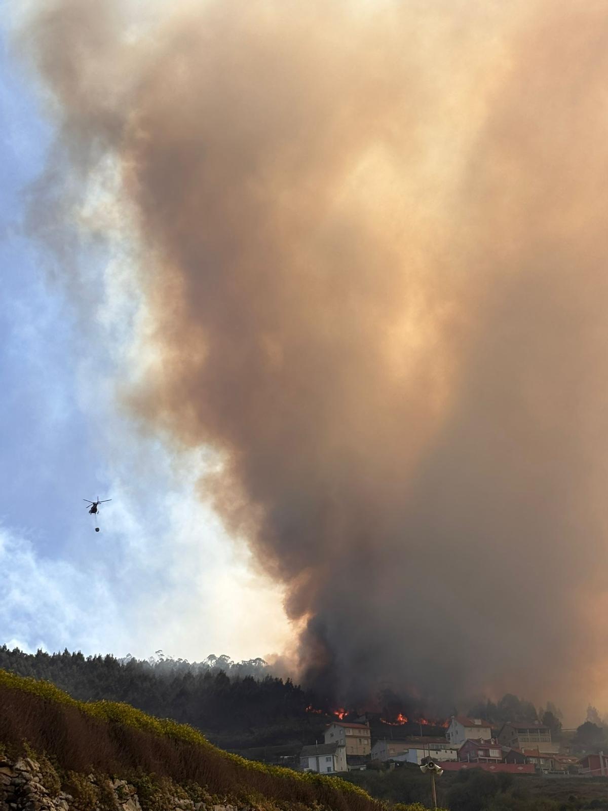 Activo un incendio forestal en Caión