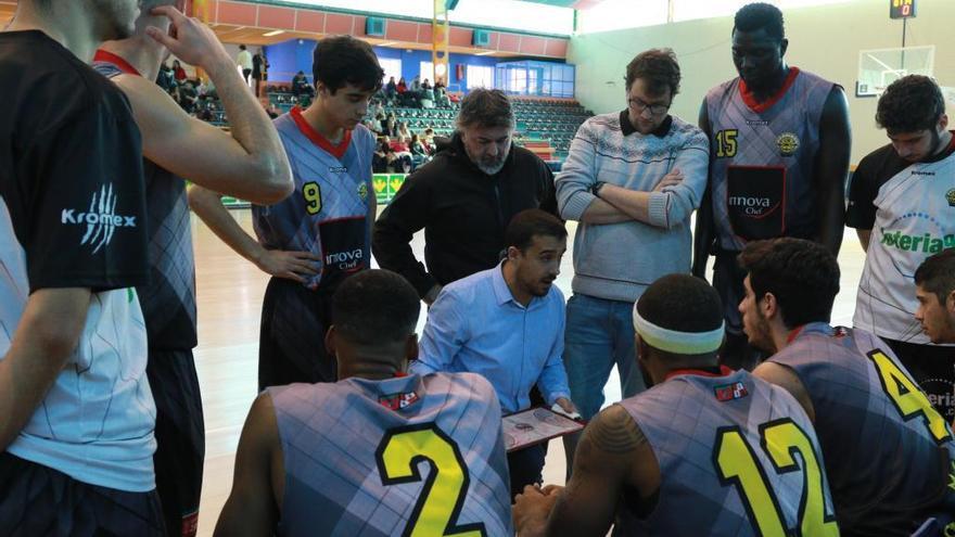 El equipo recibe instrucciones de Nacho Domínguez.