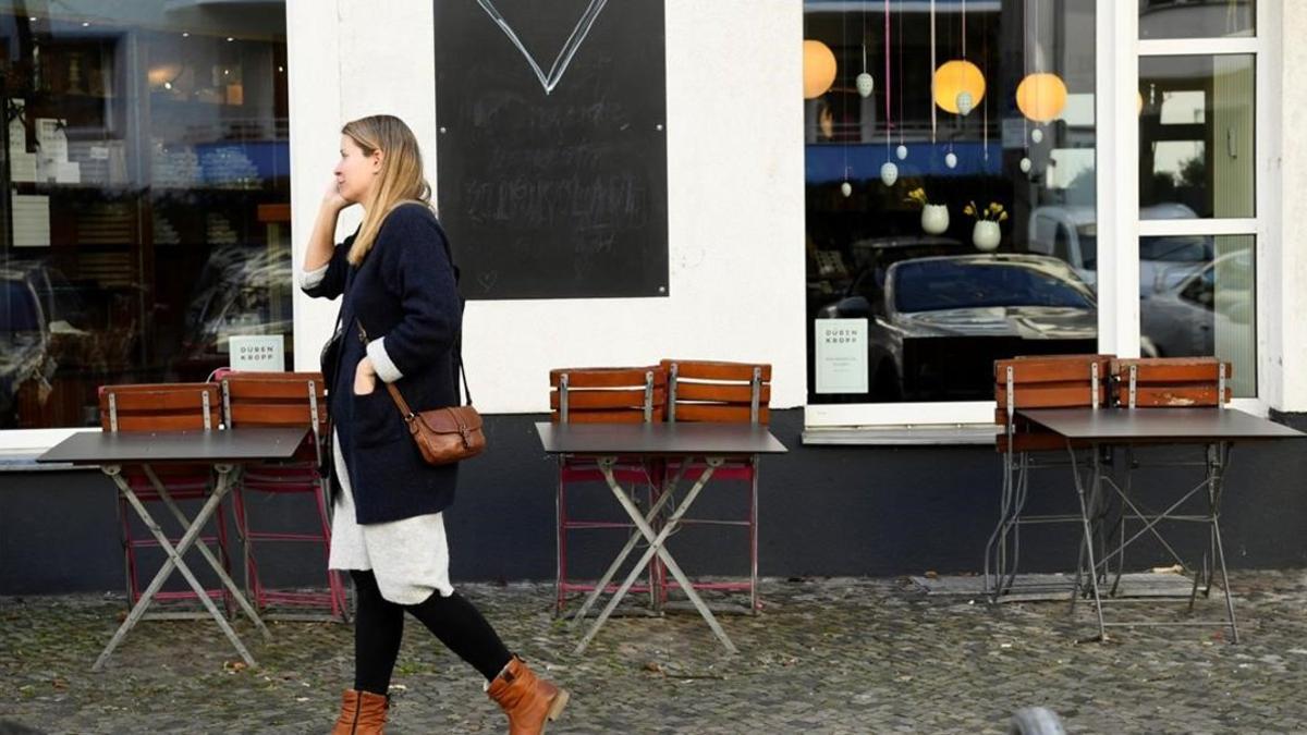 Sillas y mesas apiladas en una cafetería de Berlín.