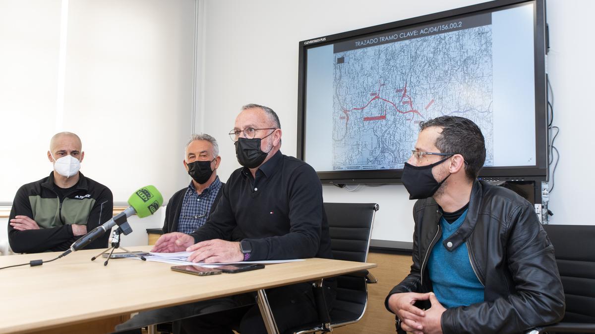 Mallo, Leirós, Patiño y Gutiérrez, este viernes, en la rueda de prensa tras recibir la sentencia sobre la ártabra, con un plano del trazado al fondo.