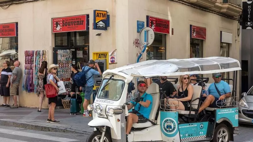Alicante acoge la llegada de dos grandes cruceros, con un total de 10.000 visitantes a bordo