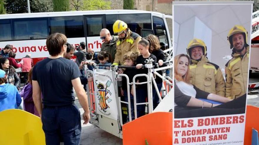 El camió dels Bombers i l&#039;autocar on es feia la donació de sang.