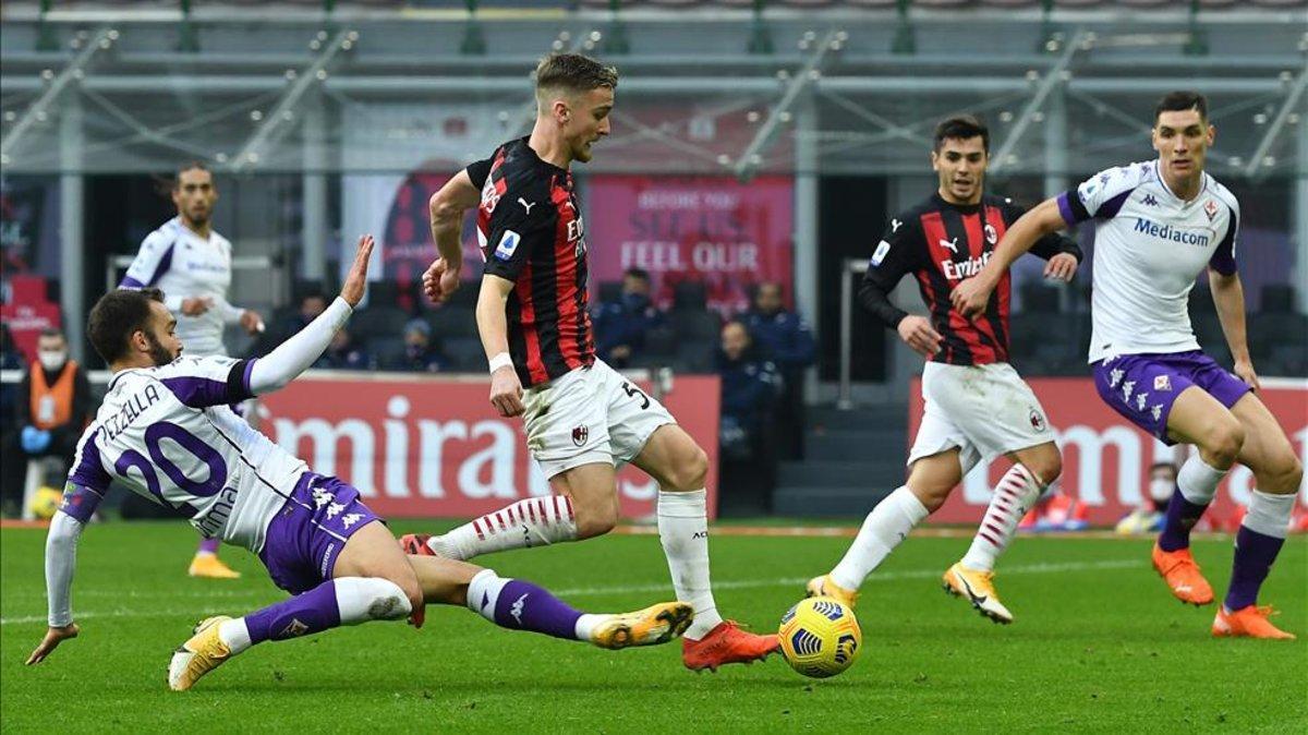 Este penalti de Pezzella sobre Saelemaekers propició el 2-0, obra de Kessie