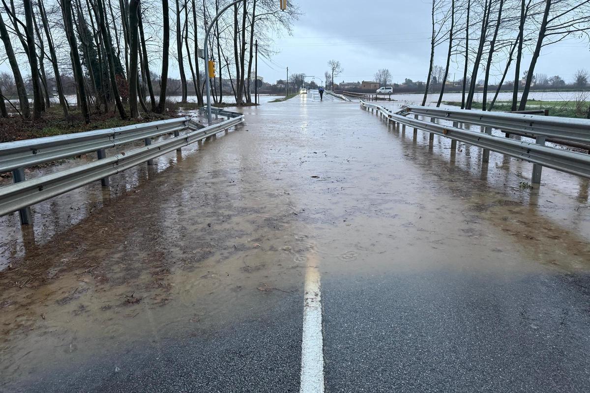 Imatge del final del pont de Verges completament ple d'aigua