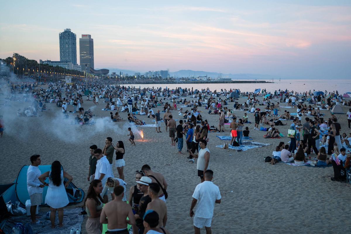 Barcelona. Turistas en la playa de la Barceloneta para celebrar la noche de Sant Joan. 23 de junio de 2026. Sociedad. AUTOR: ZOWY VOETEN