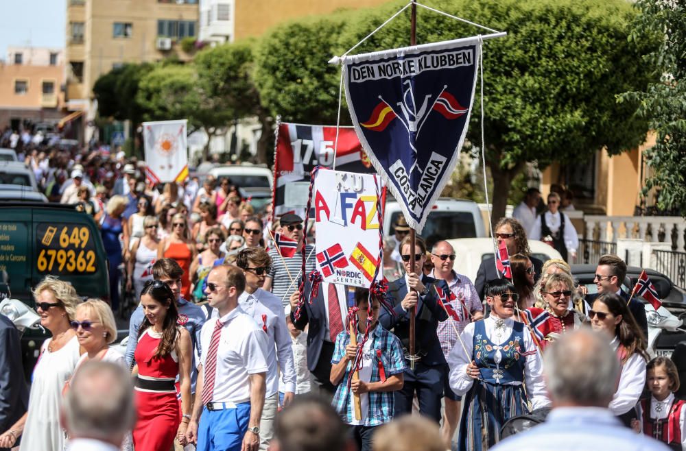 Los residentes visten trajes regionales y participan masivamente en un pasacalle y los parlamentos para conmemorar la festividad