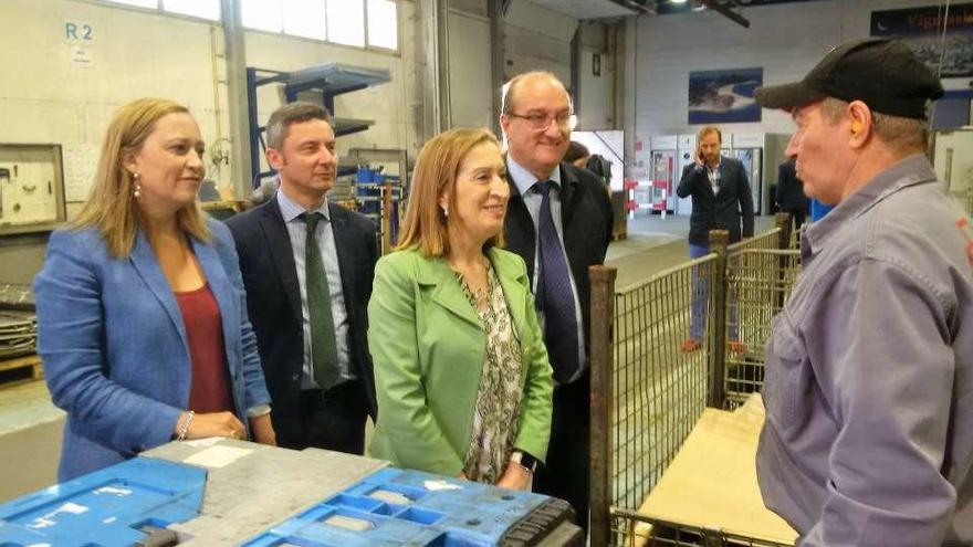 Ana Pastor, Elena Muñoz y Miguel Fidalgo, durante la visita a Izmar. // FdV