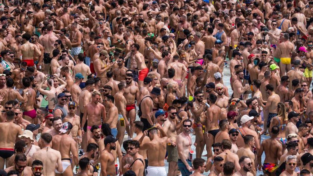 Baile en la piscina principal del Water Park Day del Circuit Festival.