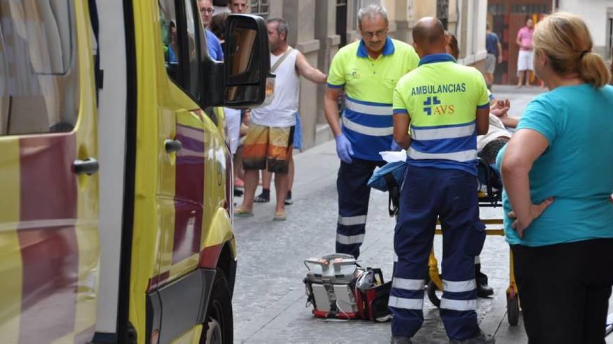 Dos sanitarios atienden al hombre herido antes de su traslado al hospital.