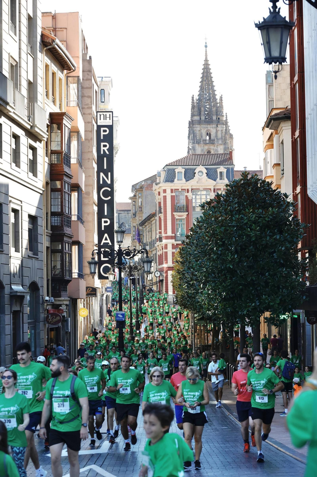 Marea verde de 1.500 corredores contra el cáncer en Oviedo