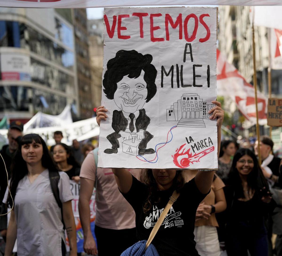 Milers d’argentins protesten contra les retallades de Milei a les universitats