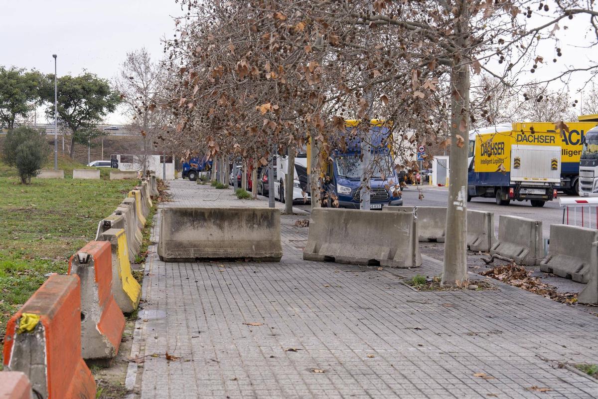 El Prat de Llobregat 22/01/2025 Reportaje sobre aparcacoches ilegales en el aeropuerto. En la foto, barreras de seguridad New Jersey para impedir que los coches aparquen en una zona de polígonos cercana al aeropuerto dónde empresas de aparcacoches aparcan coches de sus clientes del aeropuerto Fotografía de Ferran Nadeu