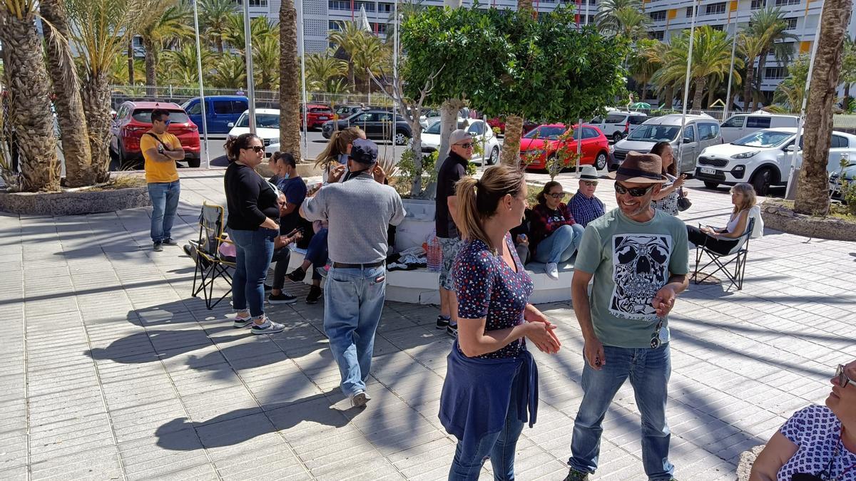 Los trabajadores de los hoteles Parque Paraíso I y II, este miércoles una jornada más a las puertas del establecimiento en Playa del Inglés.