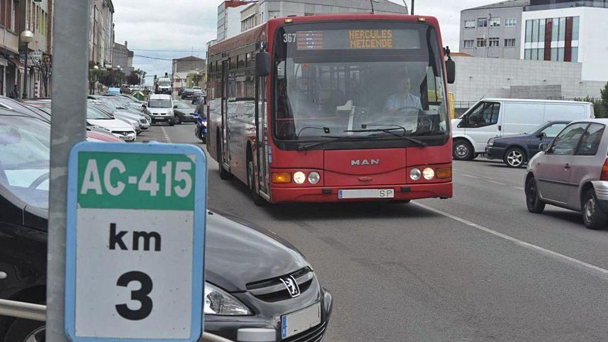 Un autobús de la línea 6 circula por la travesía de Meicende.