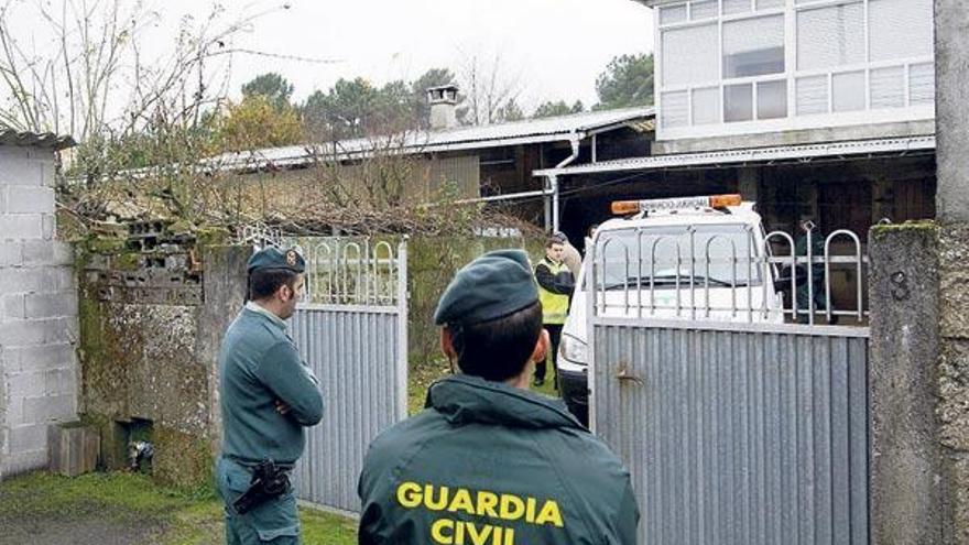 El furgón judicial recoge los cadáveres hallados en el alpendre anexo a la vivienda.  // Brais Lorenzo