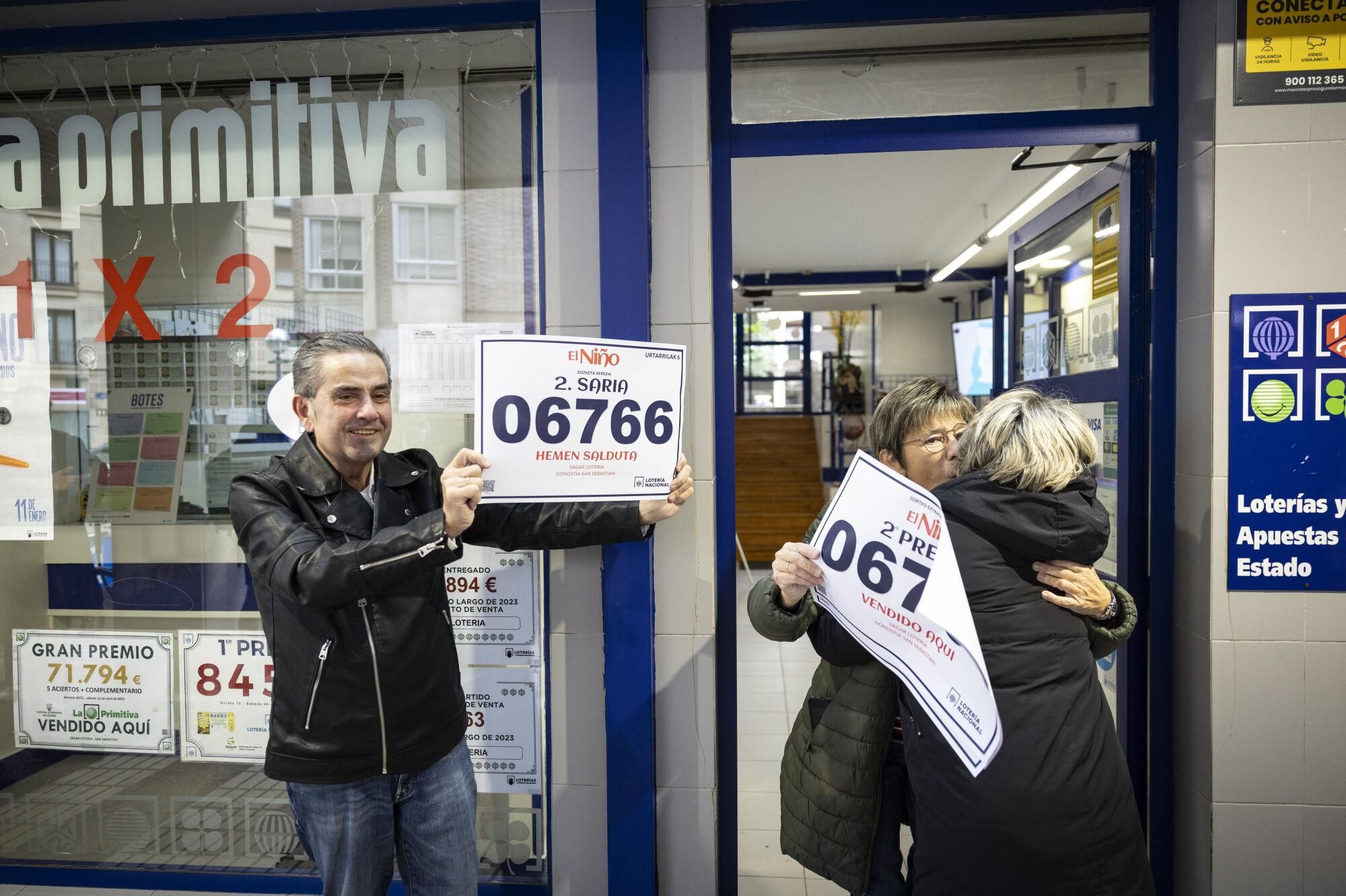 SAN SEBASTIÁN, 06/01/2025.- El responsable de la administración, Mikel Garmendia, celebra el segundo premio de la lotería del Niño, que ha dejado este lunes 750.000 euros correspondientes a una serie del segundo premio vendida en esta aministración del barrio de Gros de San Sebastián. EFE/Javier Etxezarreta