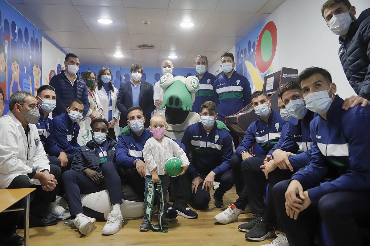 La visita del Córdoba CF al Hospital Reina Sofía en imágenes