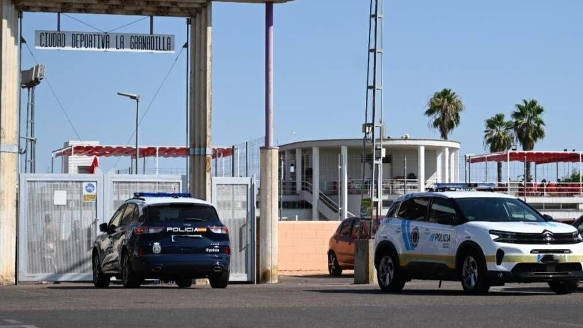 Policía a las puertas de la piscina de la Granadilla en una imagen de archivo.