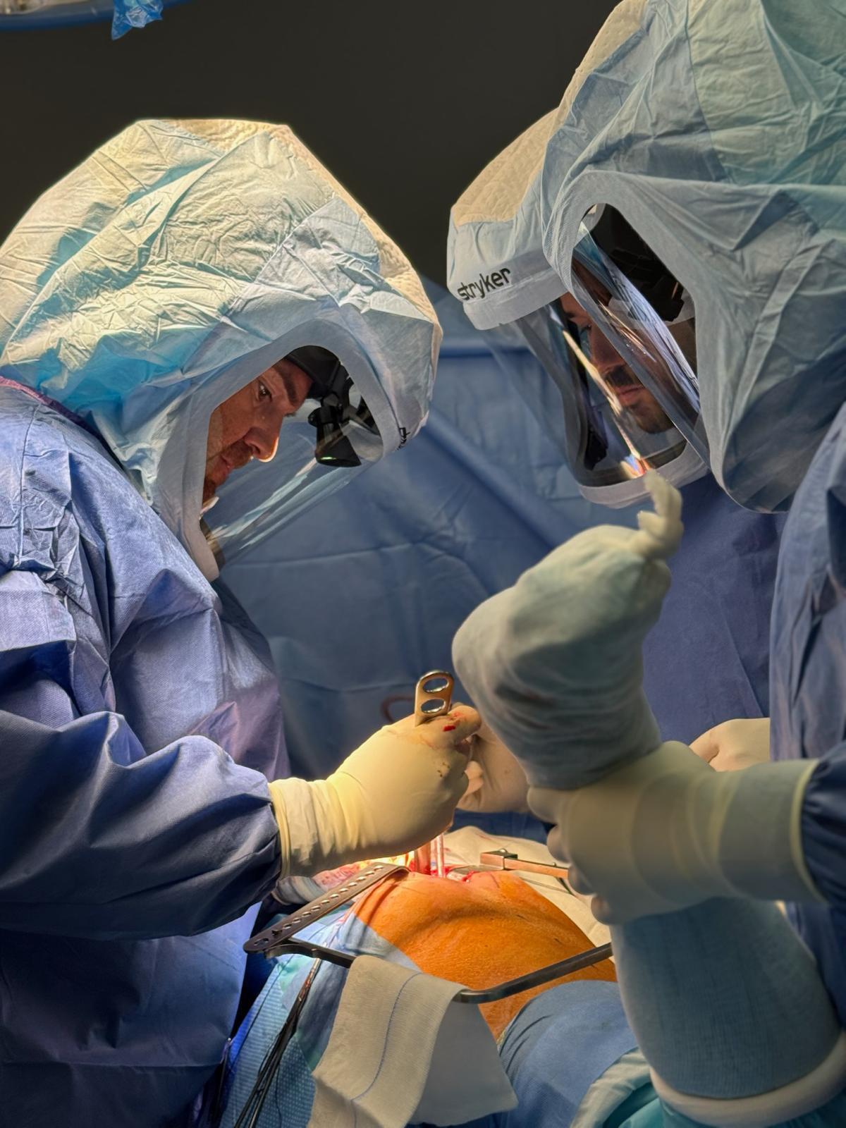 Una operación de prótesis de cadera en la clínica del doctor Soler