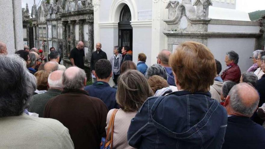 Los hijos y la viuda de Tino González, ayer, arropados por numerosas personas al depositar sus cenizas en el panteón. // Bernabé / Wendy Carolina