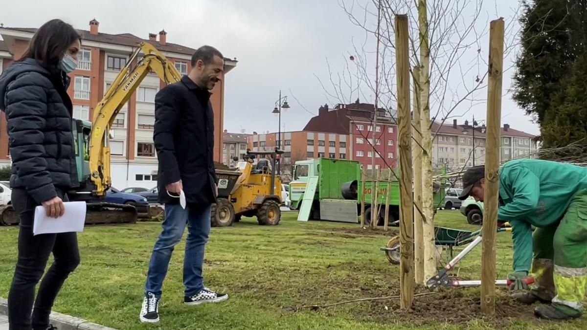 Aida Nuño y Ángel García, durante las primeras labores para la plantación de árboles de los minibosques de Lugones.