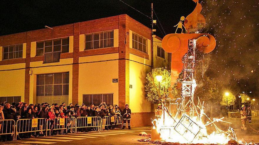 «Cremà» de la falla del Patrimonio de 2017, un acto organizado por la JCF, al lado de los talleres de los artistas.