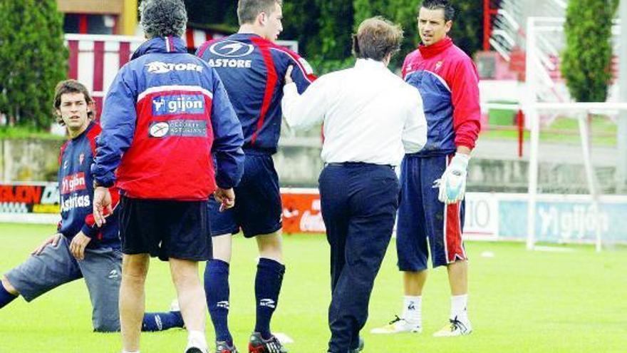 Gonzalo Revuelta retira a Joni López en presencia de Roberto, Iván Hernández y Preciado.