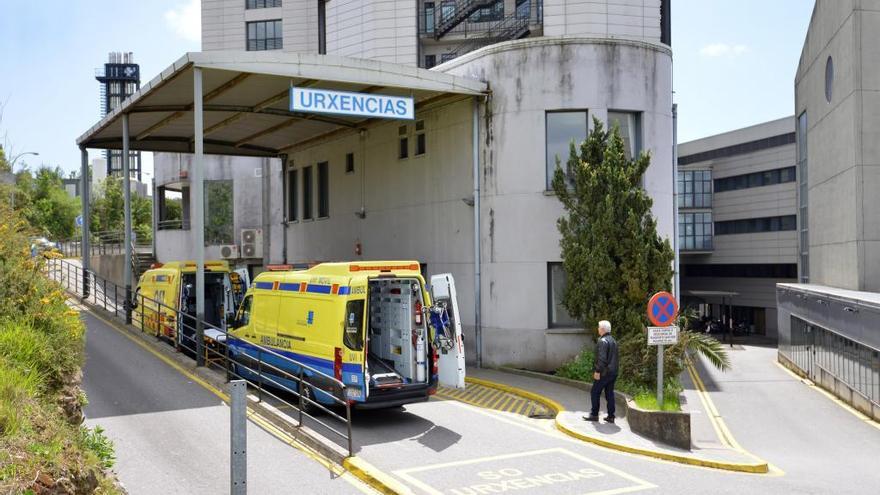 Ambulancias a la entrada de Urgencias en el Hospital Montecelo.