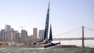 El equipo de Estados Unidos SailGP se eleva en el aire mientras navegan su F50 Catamarán en la Bahía de San Francisco durante una carrera de práctica antes de la carrera SailGP de la próxima semana en San Francisco, California.