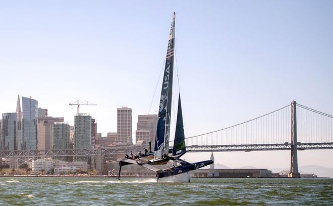 El equipo de Estados Unidos SailGP se eleva en el aire mientras navegan su F50 Catamarán en la Bahía de San Francisco durante una carrera de práctica antes de la carrera SailGP de la próxima semana en San Francisco, California.