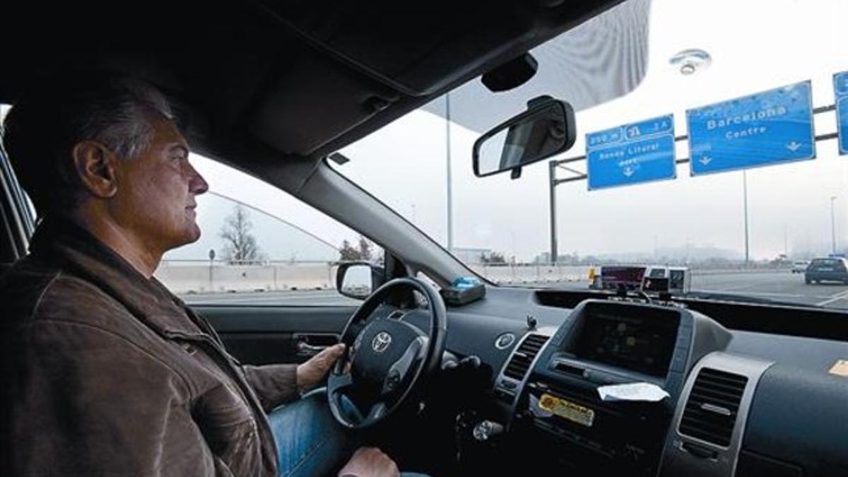 Profesional. Jaume Martínez entra a Barcelona por la Gran Via desde el norte, ayer.