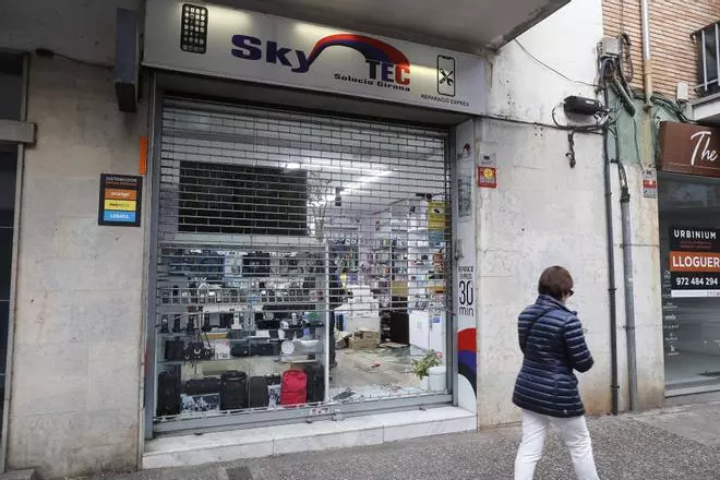 Les imatges del robatori a una botiga de telefonia i reparació de mòbils al centre de Girona