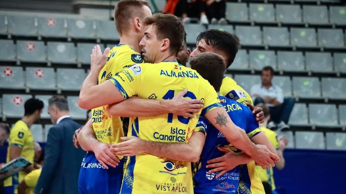 Los jugadores del Guaguas celebran un punto ante el Grupo Herce Soria.