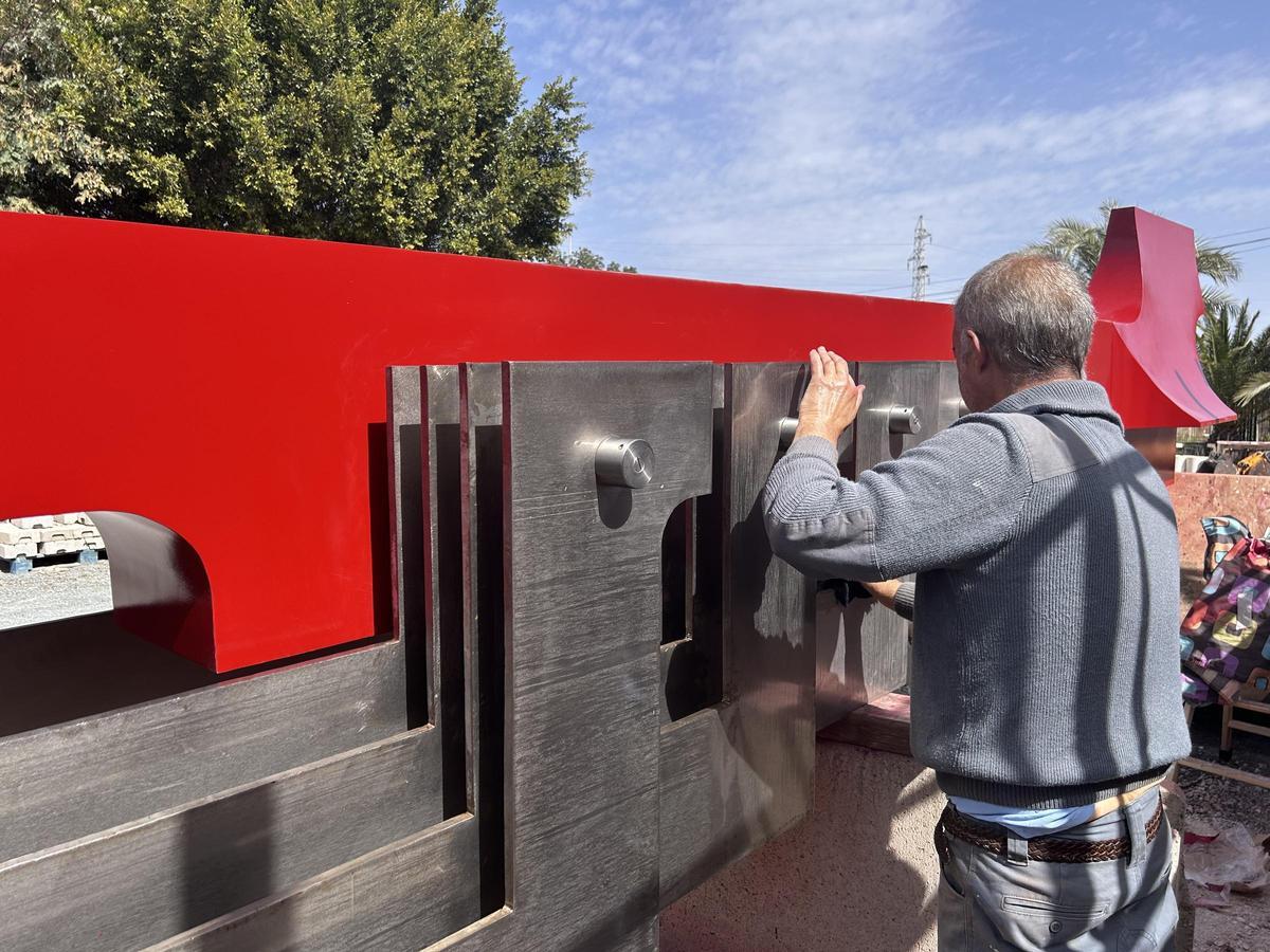 La escultura será instalada en los próximos días en la calle Pedro Juan Perpiñán de Elche