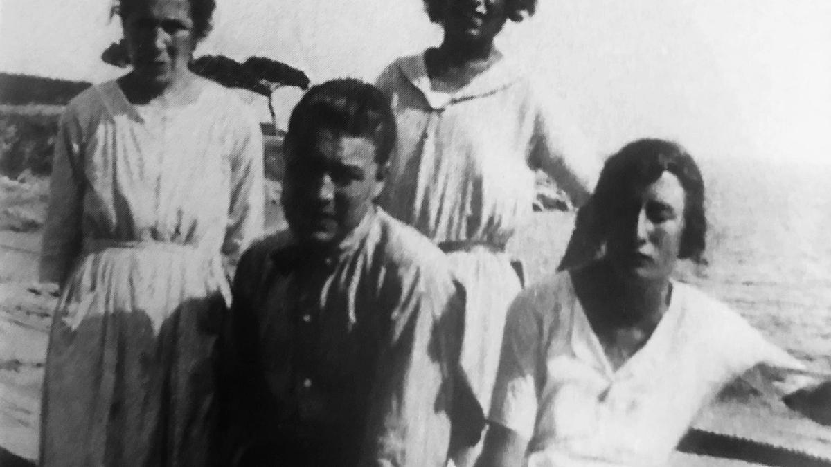'Un cor furtiu. Vida de Josep Pla'. Maria Casadevall y tres de sus hijos, Josep, Rosa y Maria Pla, en el Canadell hacia 1920