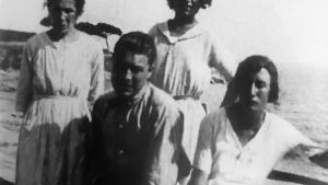 Un cor furtiu. Vida de Josep Pla. Maria Casadevall y tres de sus hijos, Josep, Rosa y Maria Pla, en el Canadell hacia 1920