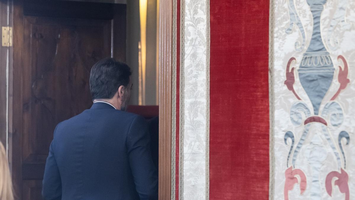 El alcalde de Alicante, Luis Barcala, a la salida de su comparecencia por el escándalo de las viviendas protegidas de Alicante.