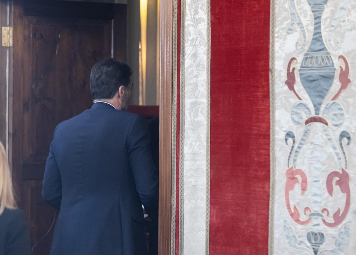 El alcalde de Alicante, Luis Barcala, a la salida de su comparecencia por el escándalo de las viviendas protegidas de Alicante.