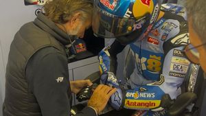 El doctor Ángel Charte, responsable médico del Mundial, revisa el índice izquierdo de Àlex Márquez tras sus primeras cinco vueltas.